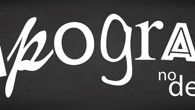A palavra tipografia escrita com diferentes tipos. Em fonte branca em fundo preto, como se fosse escrito em quadro negro com giz.